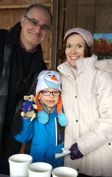 초콜릿 판매를 앞두고 있는 매튜 가족의 모습