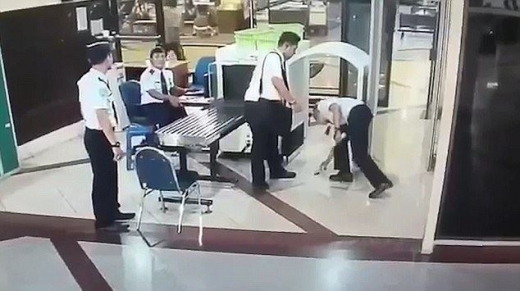 몸을 가누지 못하는 조종사 대신 떨어진 선글라스를 줍는 안전요원(사진=유튜브 캡쳐)