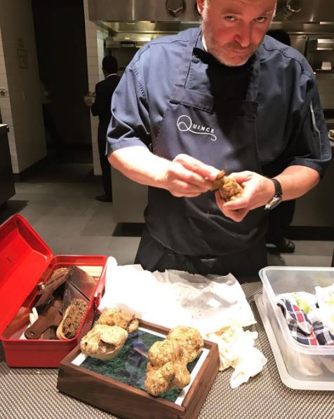 송로버섯 요리를 준비하고 있는 마이크 터스크 쉐프(사진=인스타그램 캡쳐)