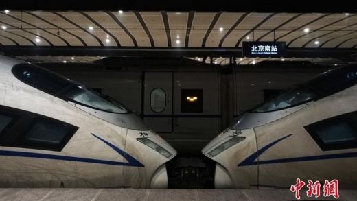 베이징 남역에 들어서있는 고속철의 몰골이 탄광촌 열차의 모습을 방불케한다. (사진=중신망)