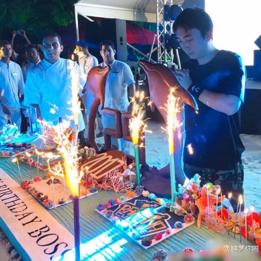 왕쓰총의 29세 생일파티는 인도양의 몰디브 섬 하나를 통째로 빌려 진행됐다.(사진=텅쉰위러)