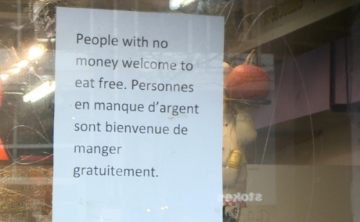 실제 ‘마르셰 페르도스’음식점 문에는 형편이 어려운 사람들을 환영하는 종이가 붙어있다.