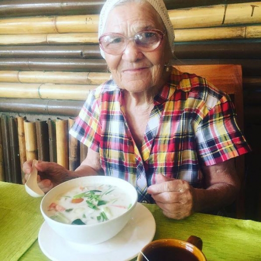 코코넛과 닭고기로 맛을 낸 태국 정통 음식 ‘톰카스프(tom kha soup}’