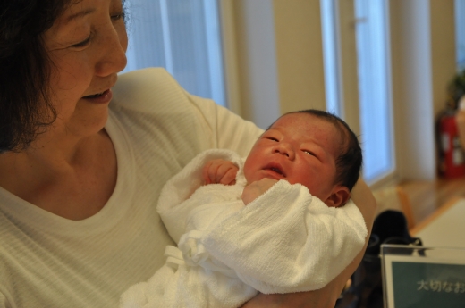 갓 태어난 손자가 너무 못생겼다며 아이가 바뀌었다고 주장한 한 할머니(사진=자료사진, 포토리아)