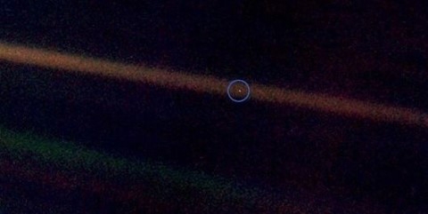 동그라미 속 한 점 티끌이 70억 인류가 사는 지구다. 62억km 떨어진 명왕성 궤도에