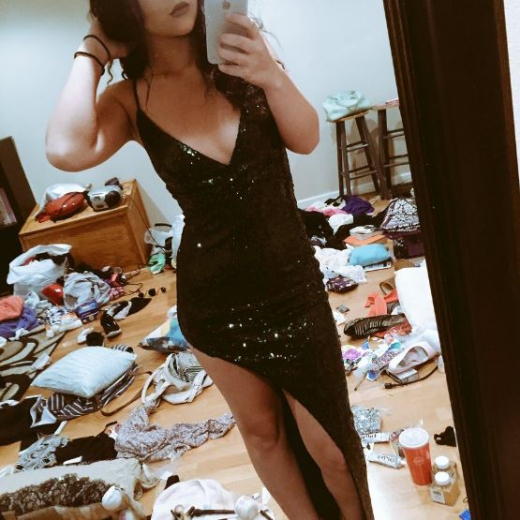 이제 셀카를 소셜미디어에 올리기 전, 배경을 항상 신경쓰길 바란다.(사진=트위터캡쳐)