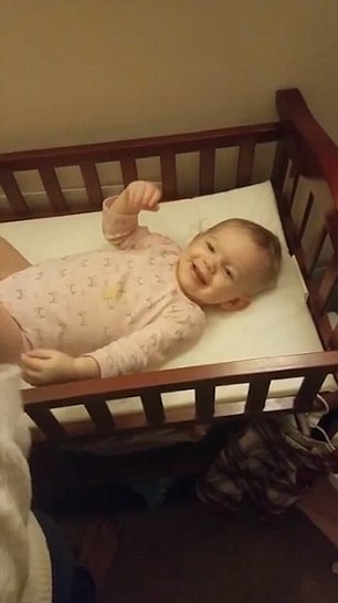 이를 보이며 싱긋 웃고있는 1살 아기의 모습(사진=유튜브캡쳐)