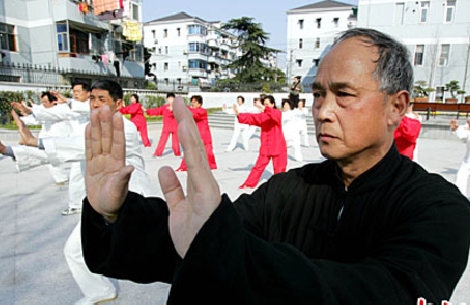 중국인의 평균 수명 상승세가 가파르게 나타나고 있다. 중국 노인들이 광장에 나와 태극권을 수련하고 있다.