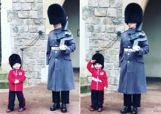 근위병 복장을 하고 기념사진을 찍은 네 살 아이가 인기스타로 떠올랐다