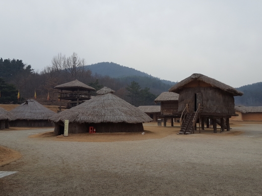 위례성 내부의 모습. 약 2000년전의 백제인의 생활 양식을 살필 수 있다.