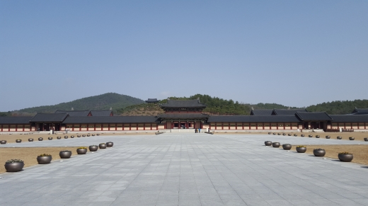 사비성 입구에 있는 천정전. 이 곳에서 백제 왕실의 즉위 의례, 신년 행사, 국가 의식 등을 행하였다.