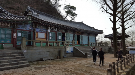 부여 백마강변에 있는 고란사. 백제 말에 창건되었다는 설과 더불어 낙화암(落花岩)에서 사라져간 삼천궁녀의 넋을 위로하기 위하여 1028년(고려 현종 19)에 지은 사찰이라는 설도 있다.