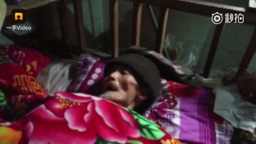 관에서 살아돌아온 아버지가 가족의 보살핌 아래 휴식을 취하고 있다. (사진=피어비디오 캡쳐)