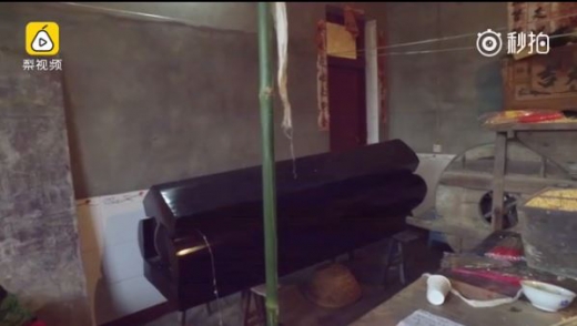 당시에 아버지를 모셨던 관의 모습. (사진=피어비디오 캡쳐)