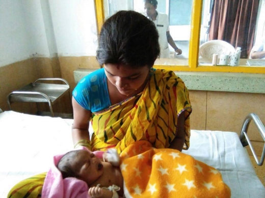 그의 엄마는 아기에게 수유를 할 수 있어 안심이라고 말했다. (사진=더썬 캡쳐)