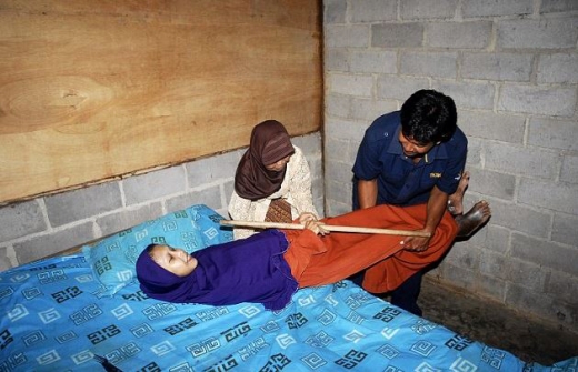 슬라미는 몸이 굳어 자유자재로 움직이기도 힘든 상태다. (사진=데일리메일 캡쳐)