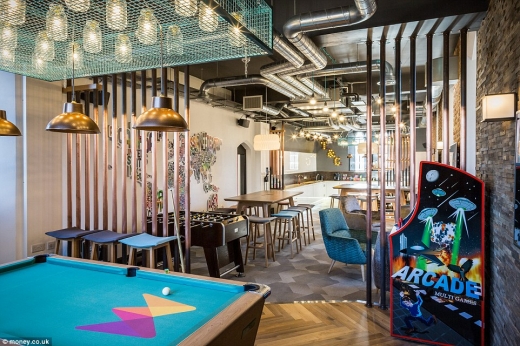 다양한 용도를 위해 칸막이를 최소한으로 줄인 회사 내 오락 공간이다.