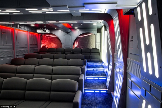 스타워즈를 주제로 한 사내극장에서 직원들과 함께 영화를 볼 수 있다.