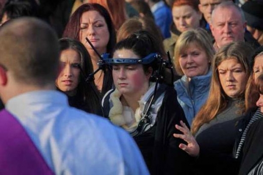 애비는 앰뷸런스를 타고 친지들의 도움을 받아 아빠의 장례식에 참석할 수 있었다. (사진=아일랜드 미러)