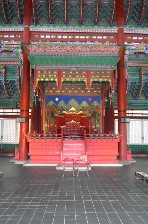 근정전 내부. 임금이 앉았던 용상이 일제시절에는 죽은 일본 경찰, 군인을 위한 제단으로 사용되었다.