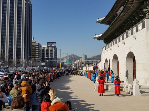 광화문 수문장 교대식. 매일 오전 10시, 오후 2시에 20분 가량 열리는 교대식으로 경복궁에서 가장 인기 많은 행사다.