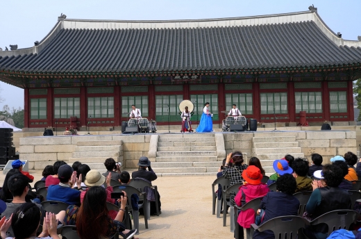 경복궁 근정전 서쪽에 위치한 수정전(修政殿). 정면 10칸, 측면 4칸의 건물로 세종대왕 때에 집현전 건물로 사용되었다. 현재는 경복궁 내 문화행사가 자주 열리는 곳이다.