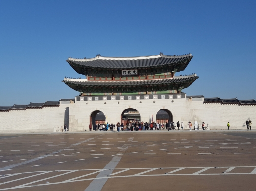 광화문(光化門). 경복궁의 정문으로 1395년에 지어졌다. 1592년 임진왜란으로 소실된 후 1864년에 중건된 후 1927년 건춘문 북쪽으로 이건하였다. 현재의 경복궁은 2010년에 복원한 것이다.