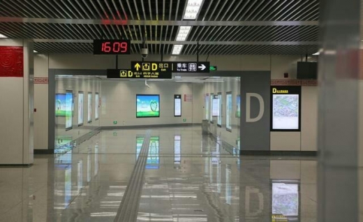 새벽 4시9분이 아닌, 오후 4시9분 베이징 전철역 구내 모습이다. (사진=신징바오)