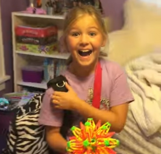 기쁨에 겨워 온 얼굴에 미소를 띤 9살 소녀