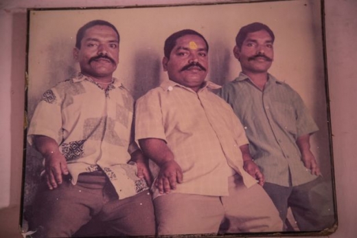 람 라지가 그의 두 형제 프리트비 라지, 찬드라 라지와 함께 찍은 사진. (사진=미러)