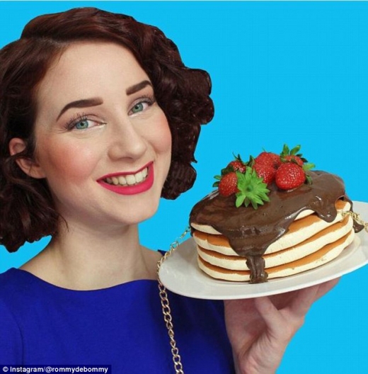 팬케이크 모양의 핸드백을 들고 있는 디자이너