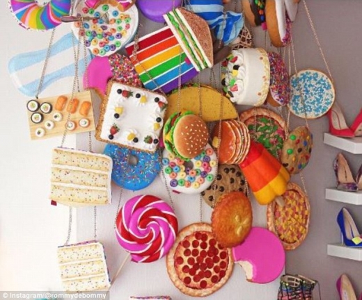 그녀는 다양한 음식 모양의 핸드백과 액세서리를 만드는 재주가 있다.