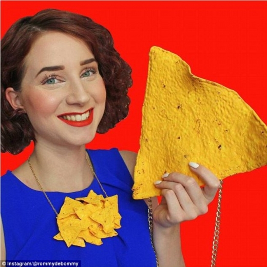 나초 모양의 핸드백과 목걸이는 묘하게 실제 음식과 닮았다.