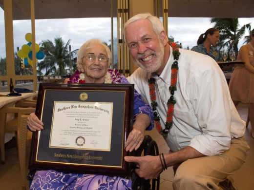 에이미 크라톤할머니와 서던 뉴 햄프셔 대학의 폴 르블랑 총장. (사진=NBC)