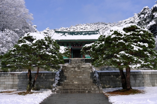 현충사 본전으로 충무공의 영정을 모신 곳이다. 1967년에 준공된 콘크리트 한옥 건물로 매년 충무공 탄신 행사가 열리는 곳이다.