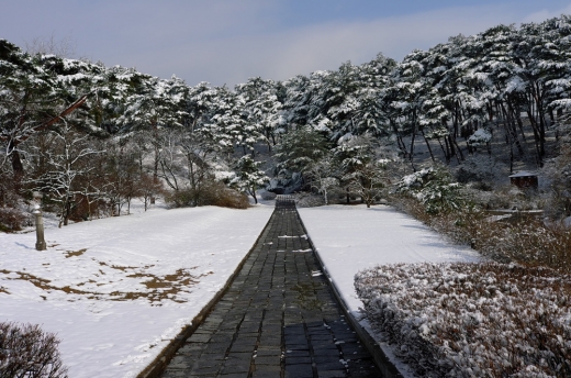 충무공 옛집 앞. 현충사는 전국에 산재한 충무공 사당 중에서 가장 대표적인 사당이다.