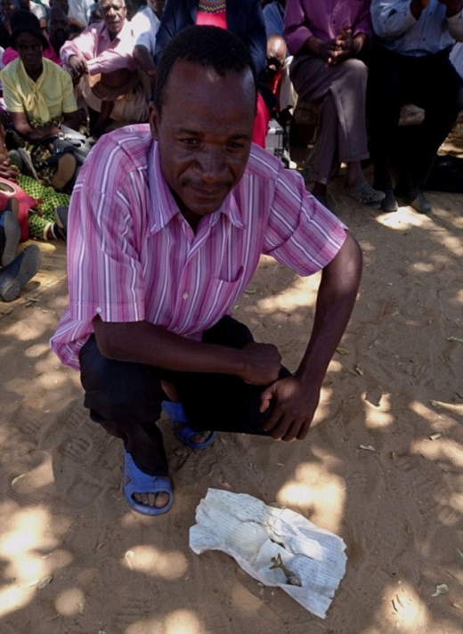 아내가 낳은 생명체 앞에서 망연자실한 표정을 짓고 있는 남편.