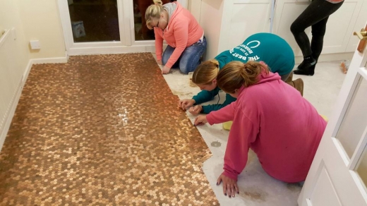 동전을 차례차례 붙이는 친구들의 수고가 없었더라면 탄생하지 못했을 것이다.