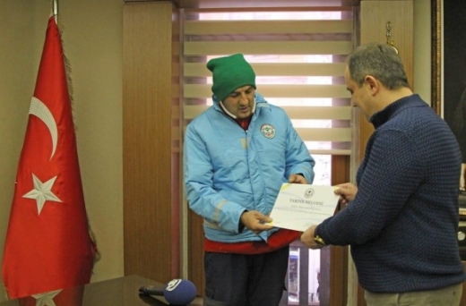 그는 이번 일로 시장에게 특별 표창장까지 받았다.