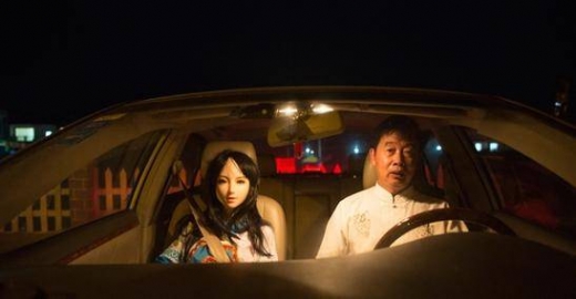 외출할 때도 차 옆자리에 태워 가곤 한다. (사진=펑파이신문)