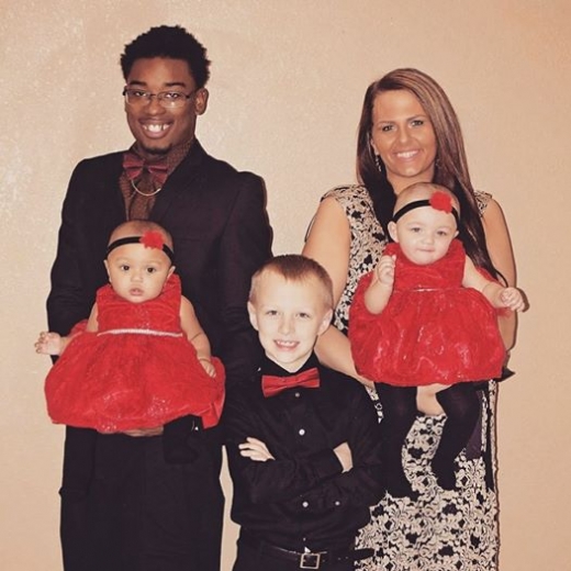 토마스 딘(왼쪽)과 휘트니 메이어 부부가 쌍둥이 아이들을 안고서 활짝 웃고 있다. (사진=페이스북)