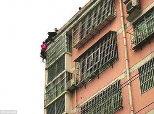 목격자 증언과 현지언론에 따르면 아내는 구조되길 원치 않았다고 한다. (사진=환구시보)