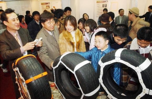 월동장비 전시회에서 스노우체인을 살펴보는 사람들. 북한이 아니라 남한의 모습이다. (서울신문 포토라이브러리)