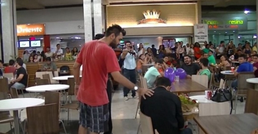 한 남성이 다가와 청혼을 거절당한 그의 어깨를 두드리며 위로한다.