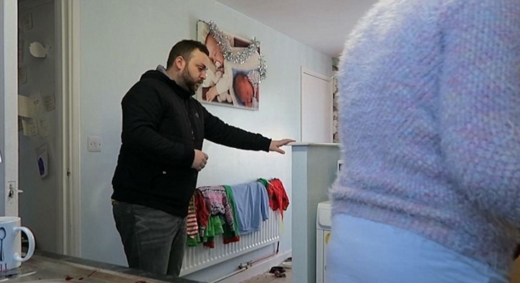 메스꺼움에 의식이 희미해져가는 듯한 남자친구의 모습.