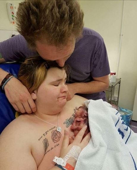 피터를 부드럽게 안은 스테이시와 남편 스티븐이 슬픔에 잠겨 있다.