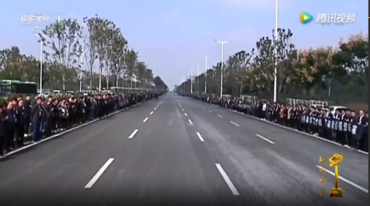 그가 떠나는 마지막 길에 중국의 많은 시민들이 애도의 뜻을 보내기 위해 나와 있다. (사진=CCTV)