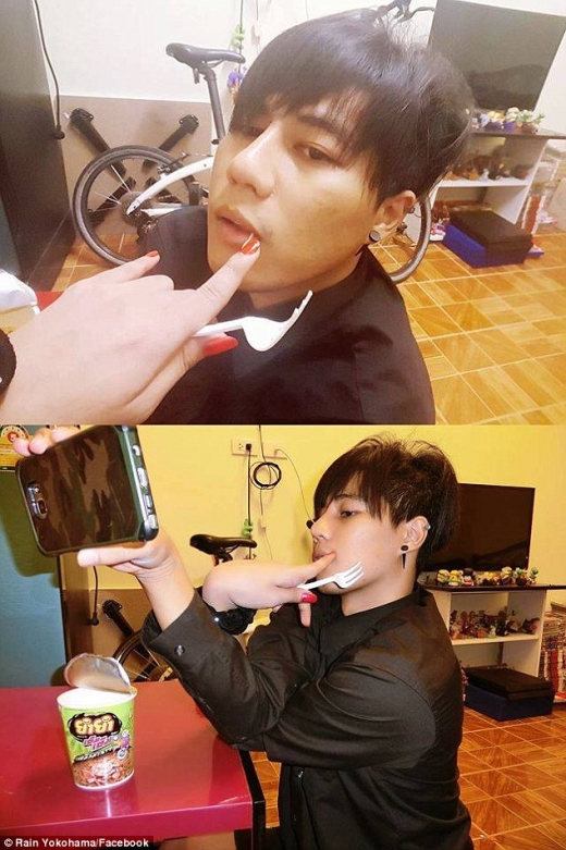 손에 빨간색 매니큐어를 칠한 여자 친구가 검지로 남성의 입에 묻은 음식물을 닦아내 주는 것처럼 보이는 사진은 묘기라도 부리듯 팔을 비틀어 자세를 잡고 다른 손으로 셀카를 찍었던 것이었다.