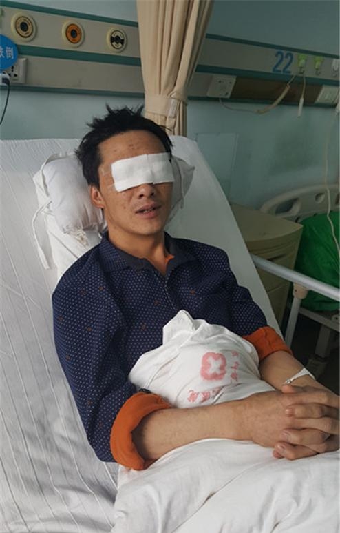 폭죽으로 눈을 다친 한 시민이 병원에서 치료를 받고 있다. (사진=바이두)