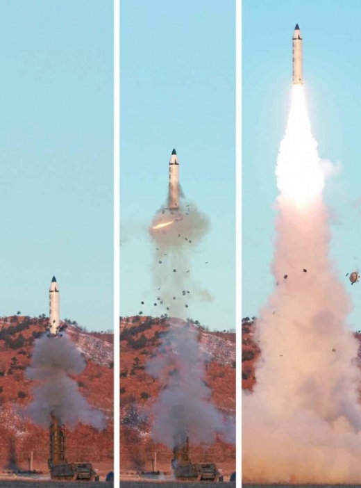 콜드런칭으로 발사되는 북극성 2형 중거리탄도미사일. (사진=노동신문)